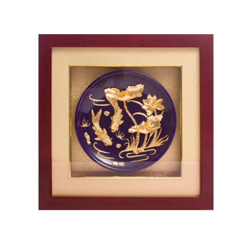 兆宸中國特色禮品實(shí)木裱框漆線(xiàn)雕工藝禮品創(chuàng  )意擺件家居飾品送老外禮品 年年有余蘭盤(pán) (28x28cm)