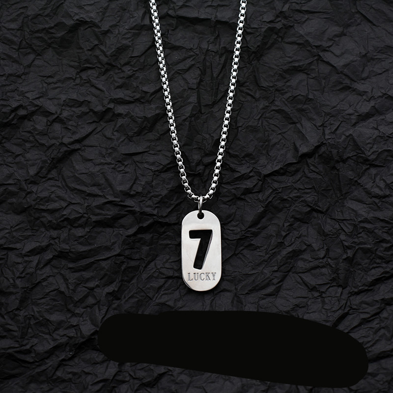 铂甄 幸运数字项链钛钢7号ins简约嘻哈方牌吊坠情侣潮牌毛衣链 新款