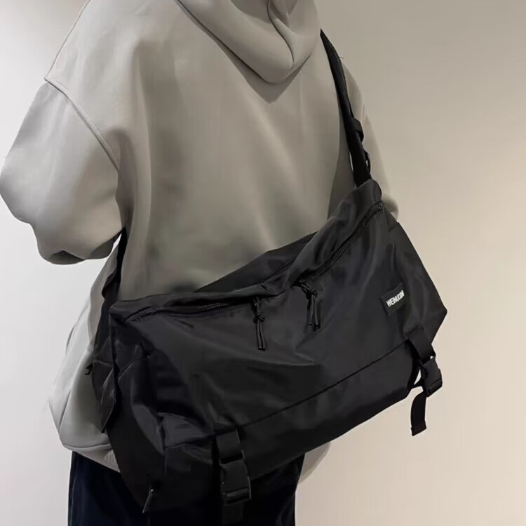 日系大容量斜挎包男运动健身包潮工装机能邮差包单肩背包 黑色大号 京东折扣/优惠券