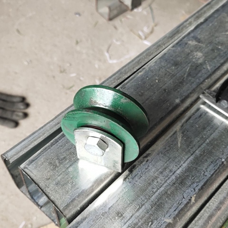 角铁滑轮地滑轮厂房夹心板门下地轨轮60 80mmv型底轮槽钢轮 60v型轮