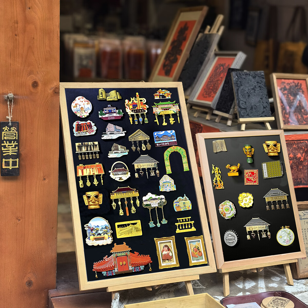 秀艾迪磁吸小黑板冰箱贴展示板装饰挂式绿板家用磁铁置物架谷子吧唧收纳展示架吸磁性白板软木板双拼摆摊 原木色-配烤色桌面支架 40*60cm