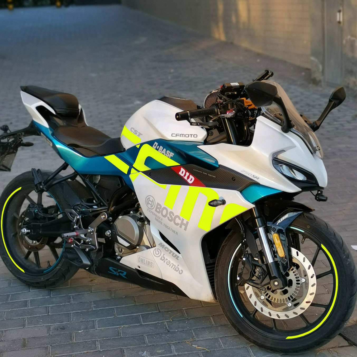 适用于春风250sr个性改装贴花前脸贴花改色车壳字母防水贴纸拉花 车身