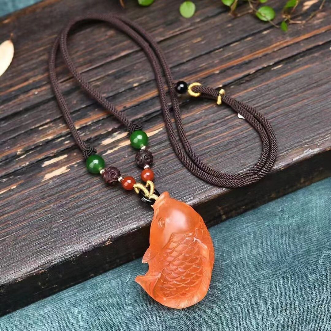 幸旺青鱼石年年有余雕刻精致鱼吊坠搭配手工绳做工精致小鱼项链礼物