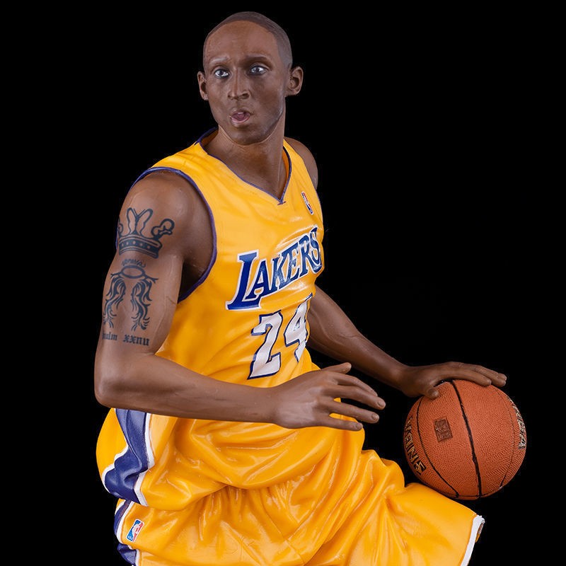 黑曼巴 运球科比 黄衣24号1/6真人头雕手办模型 科比运球模型高约33cm