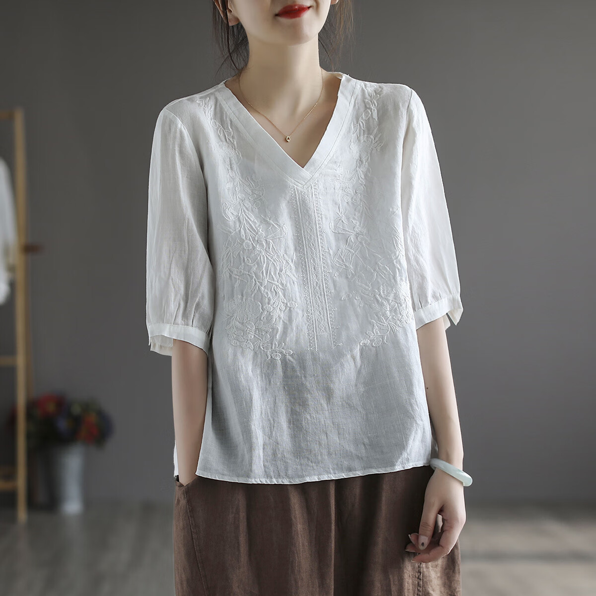 书与茶复古刺绣棉麻五分袖t恤女夏薄款宽松v领显瘦休闲麻料小衫短袖
