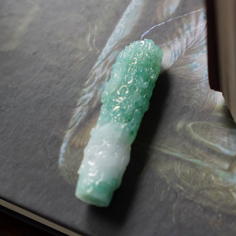 美学匠品】冰种白绿双彩立体仿古纹龙柱 翡翠a货吊坠20601033
