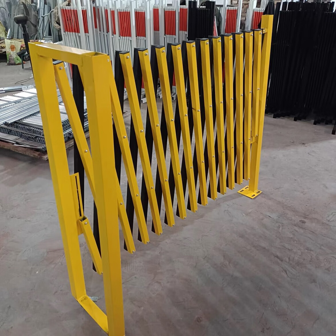 定制网格铁艺伸缩围栏栅栏门护栏户外商铺商场门店伸缩推拉门围挡