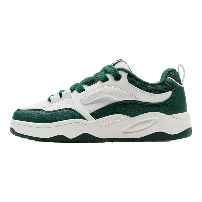 特步男鞋运动板鞋冬季保暖耐磨防滑2025新款小白鞋子男学生百搭 99元