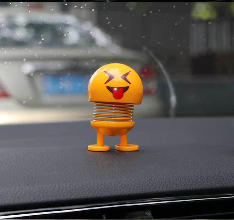车载弹簧摇头公仔表情包摆件创意个性可爱车内仪表台饰品搞笑 调皮