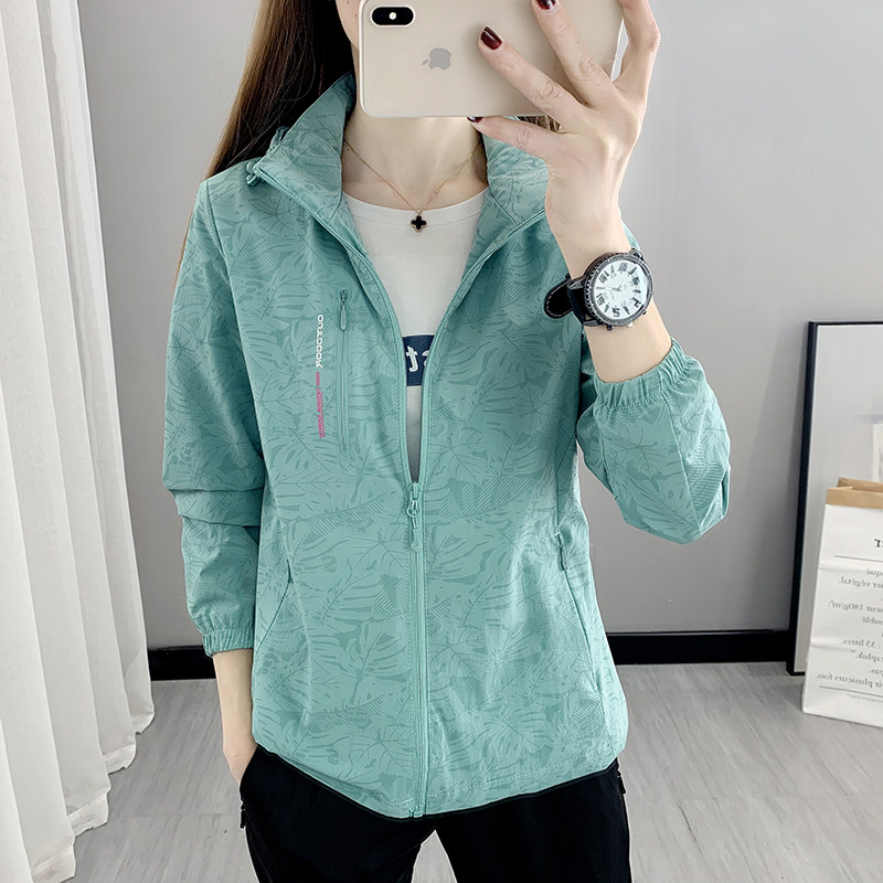 春秋户外冲锋衣女薄款弹力风衣外套宽松徒步跑步登山运动套装 豆绿色