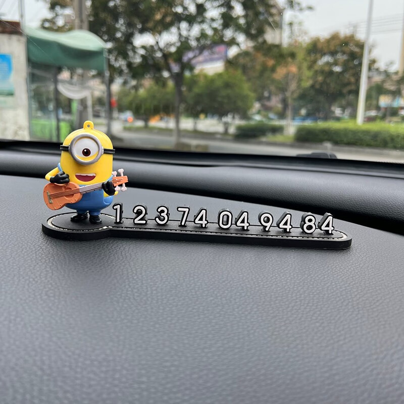 弹琴小黄人 黑立体车牌