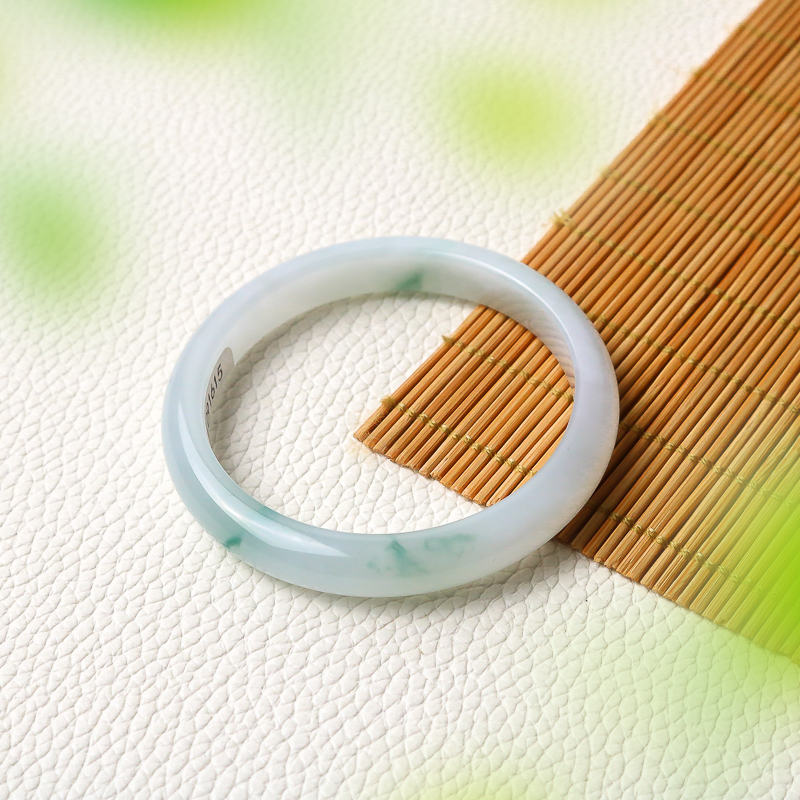 古珍 高冰糯白底飘花翡翠手镯 种老水润 清爽细腻 甜美淑女 上手温婉