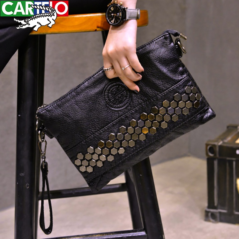 2023新款软皮手包女韩版水洗皮手拿包时尚铆钉休闲信封手抓单肩包