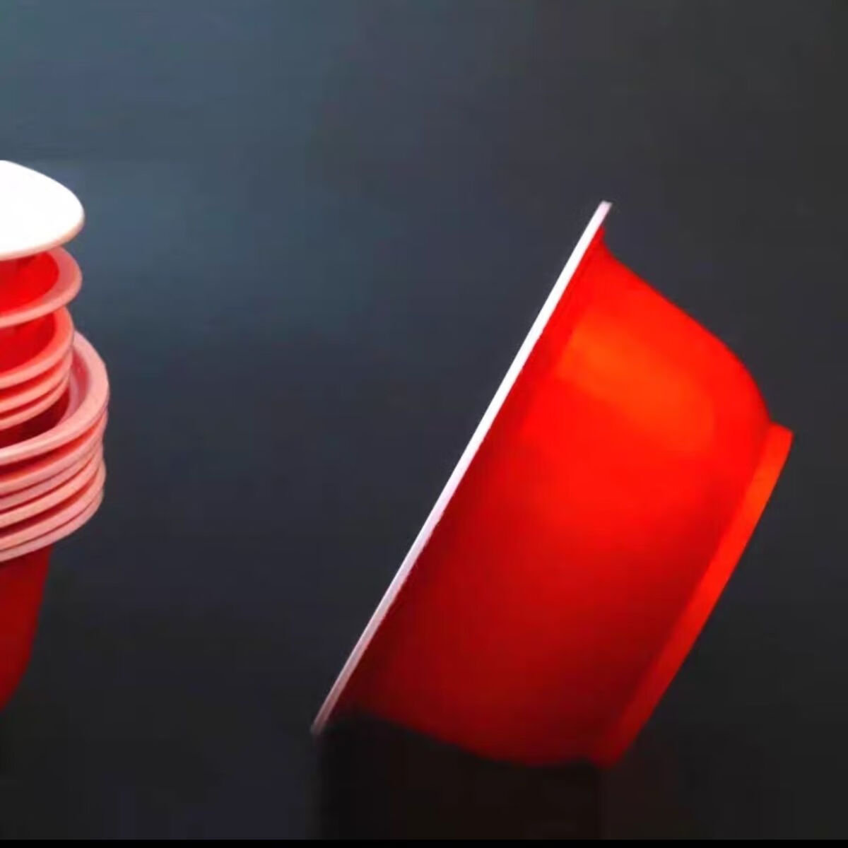 豫卫康一次性红碗红色喜庆结婚酒席家用吃饭塑料餐具硬型加厚圆形塑胶碗 500型号红白碗 20个