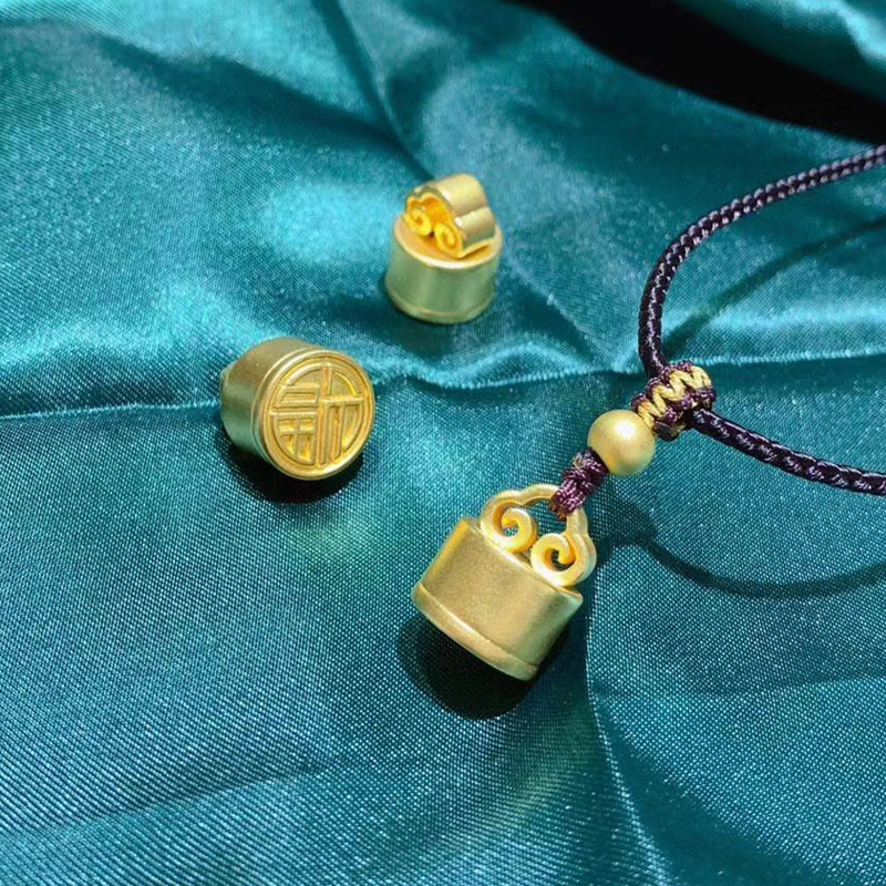 小腰金 古法金福字小印章吊坠黄金坠子新款情侣礼物一对黑绳项链999