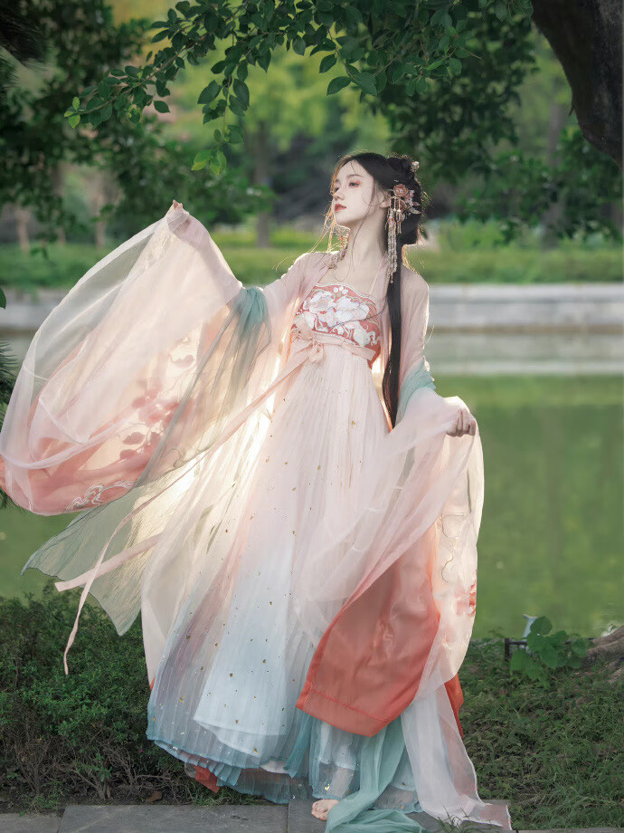 雅格罗伊汉服女小个子新中式套装知否汉服女新款中国风仙气重工刺绣大袖衫 蓝裙＋双层大袖＋披帛 M属于什么档次？