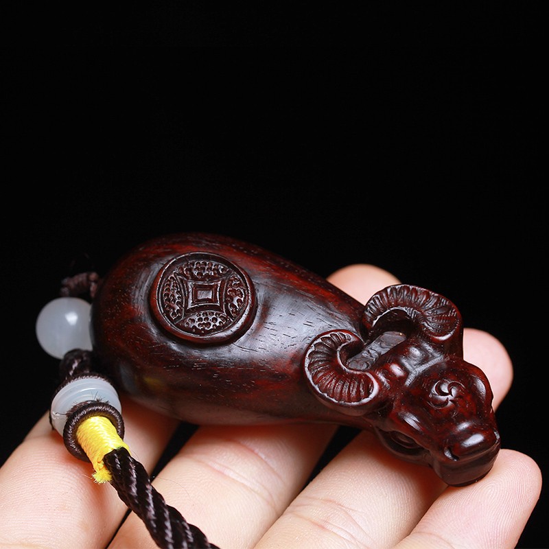 蝶灿 印度牛扭转乾坤雕刻文玩手把件 鸡血红泥料工艺品挂 木工艺品挂