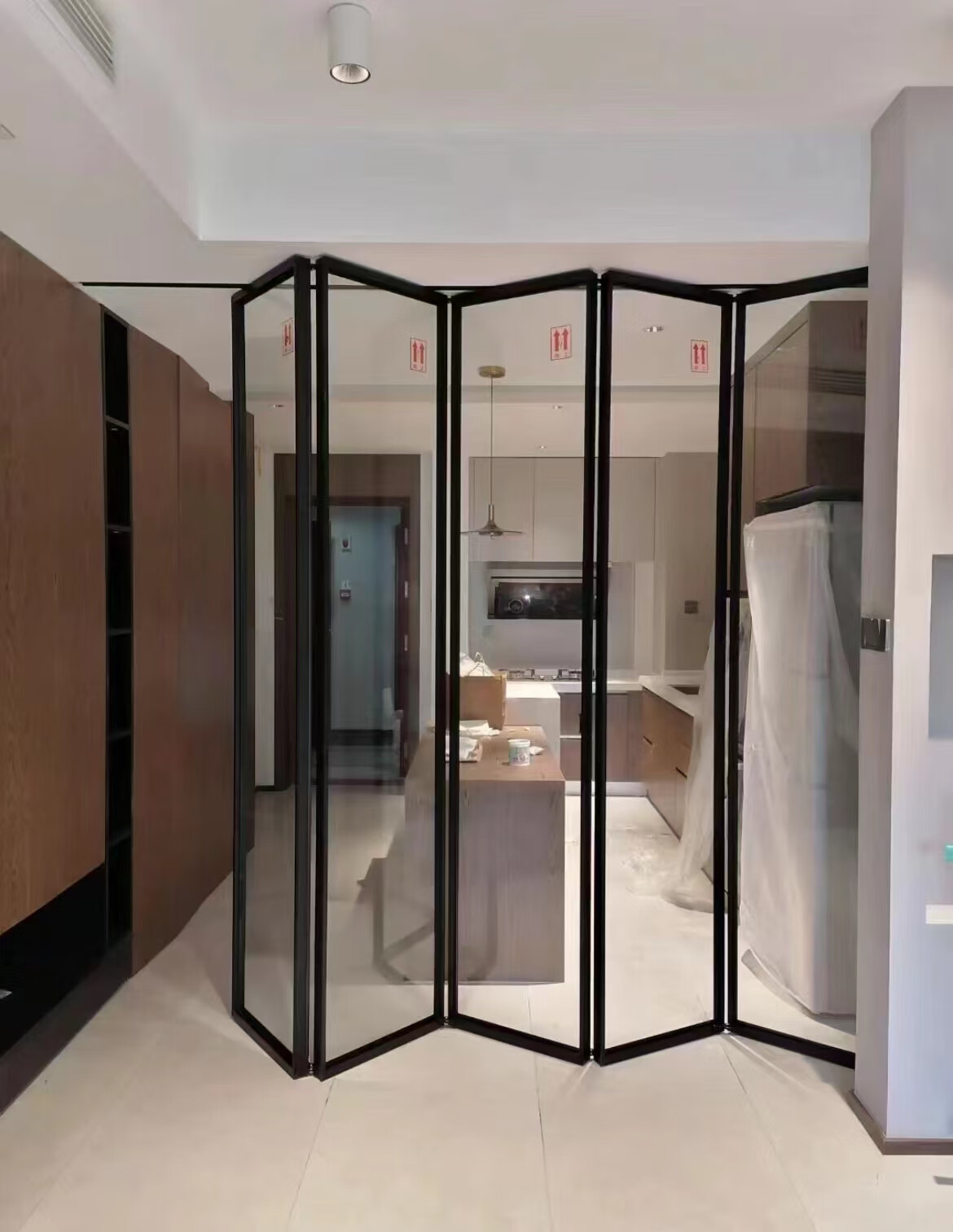 仁聚益定制重型折叠门防夹手折叠门汽车美容门店铺门铝合金玻璃折叠门