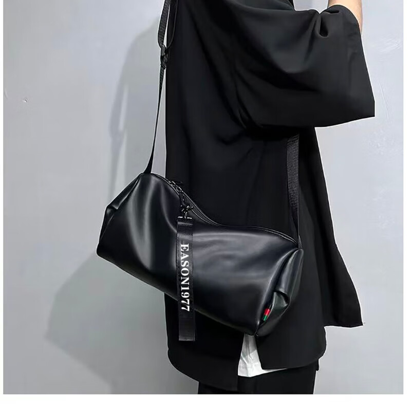 2023新款包包男士斜挎包简约休闲单肩包男潮牌百搭通勤包圆筒挎包 黑色
