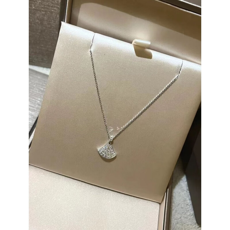 泽彩小裙子项链18k金满钻18K玫瑰金女 白贝母红玉髓扇子锁 玫瑰金