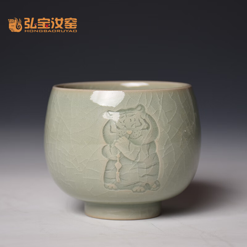 弘宝汝瓷 王振芳手签款虎年新品精雕虎虎杯 高温汝瓷主人杯 粉青釉