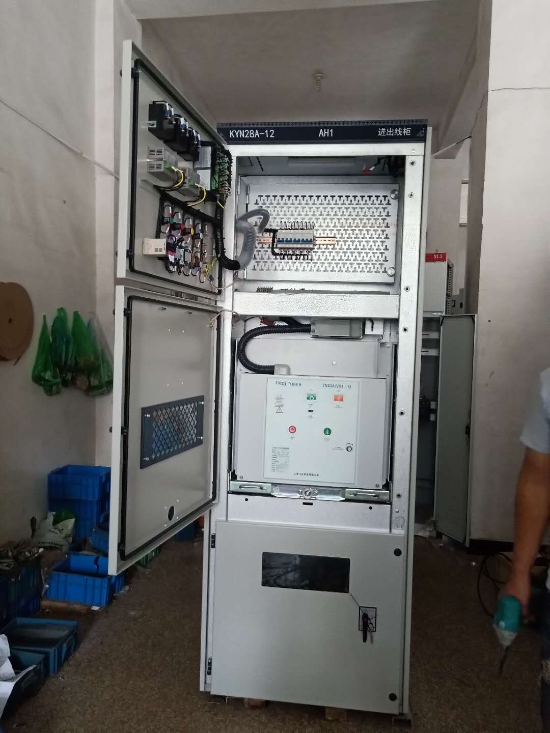 kyn28a-12高压柜10kv高压配电柜断路器中置柜进出柜环网柜 浅灰色