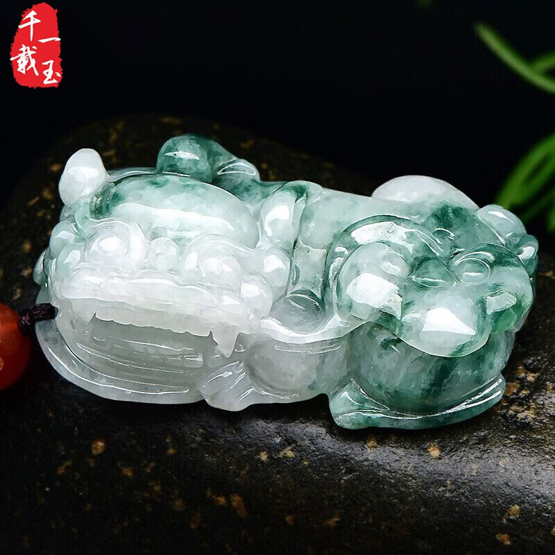 什么样的人适合佩戴千载一玉翡翠霸王貔貅吊坠？插图