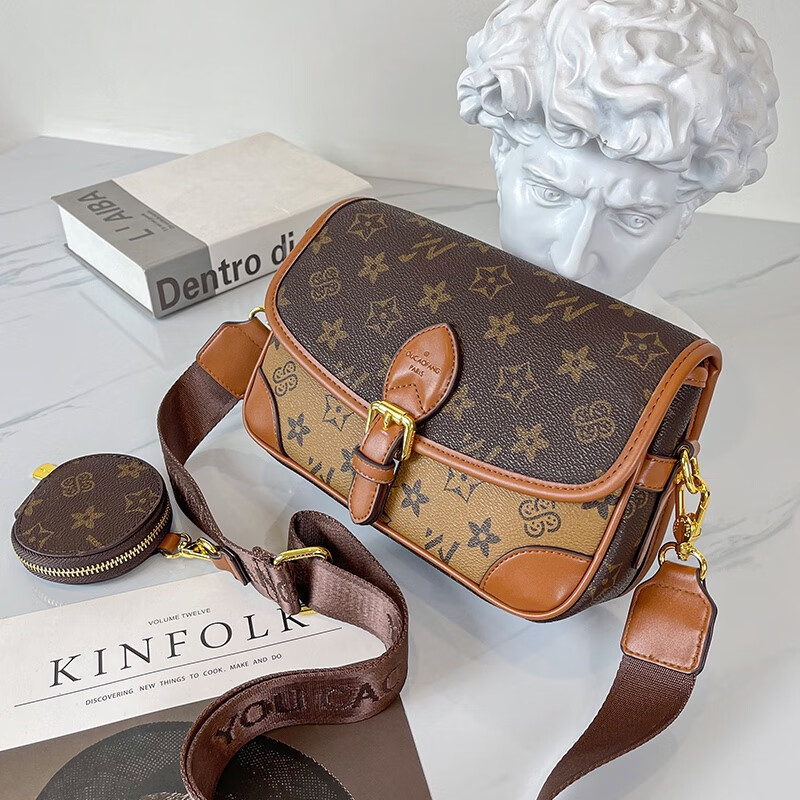 lvboying2024新款时尚拼色邮差包单肩斜挎包高级感法棍包女包3610-1