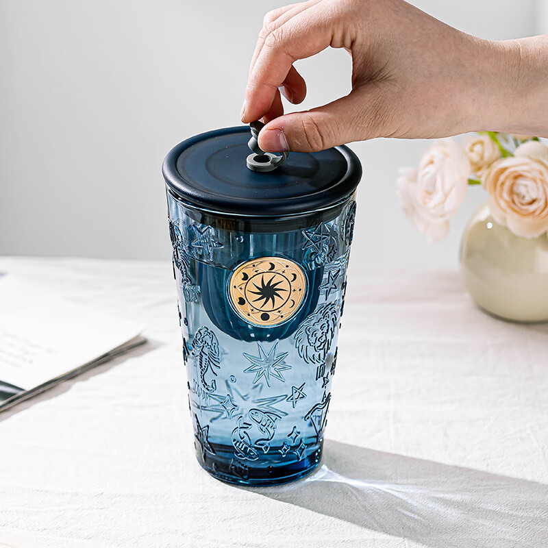 乐唯诗(NERVISHI)大容量网红吸管杯绿色冰美式咖啡玻璃杯有盖高颜值创意浮雕水杯子 墨兰星座杯【金色印章】 450ml 1只