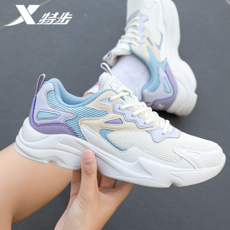 特步女鞋运动鞋女夏季新款休闲潮流韩版女士透气网面跑步鞋 米绿