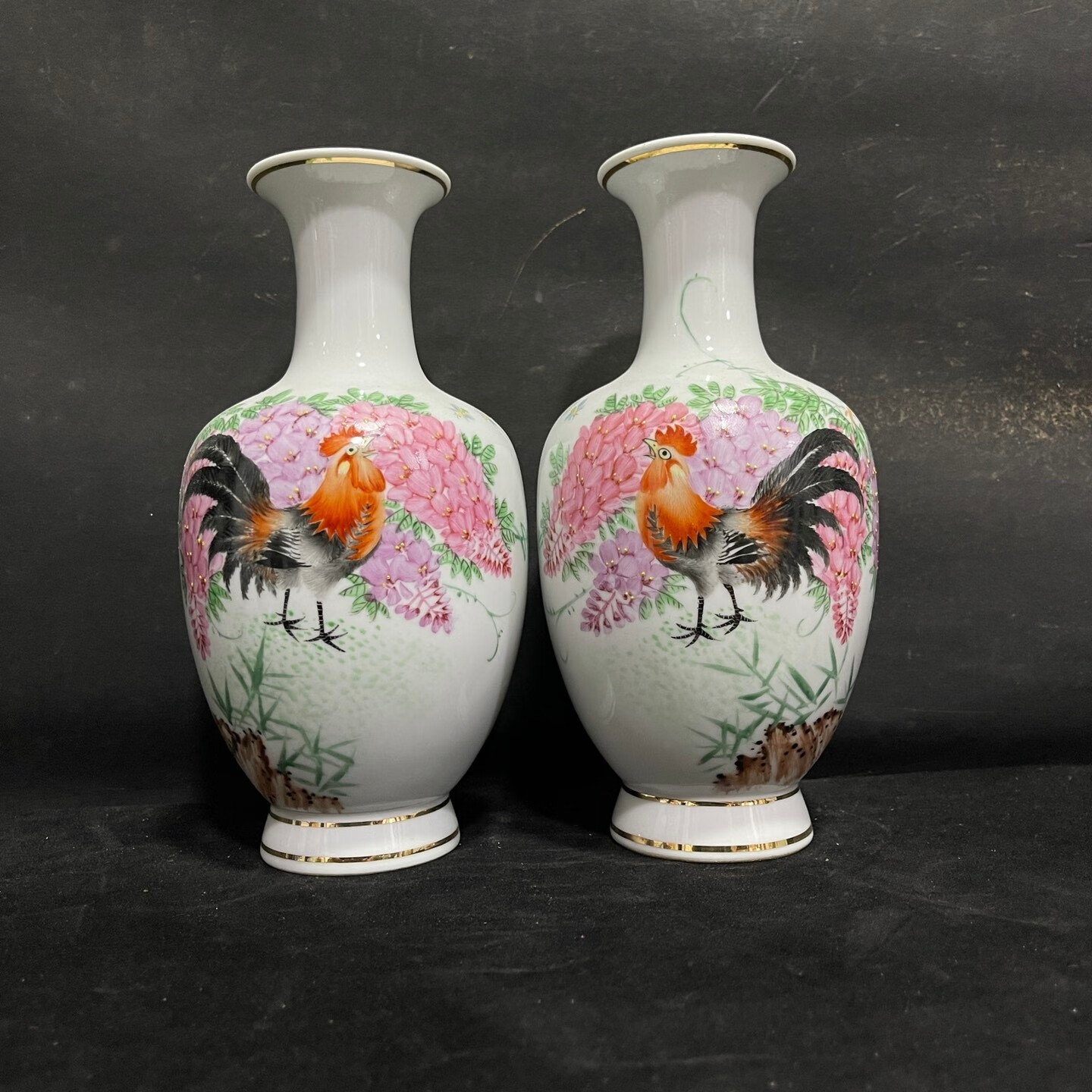 景德镇陶瓷珠山八友刘雨岑粉彩花鸟公鸡赏瓶一对,画工精湛老练