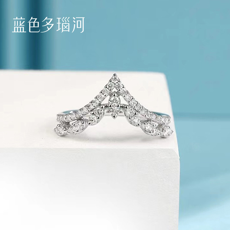 蓝色多瑙河 异彩白18k金群镶42分钻戒钻石戒指 双v钻戒 共42分钻石