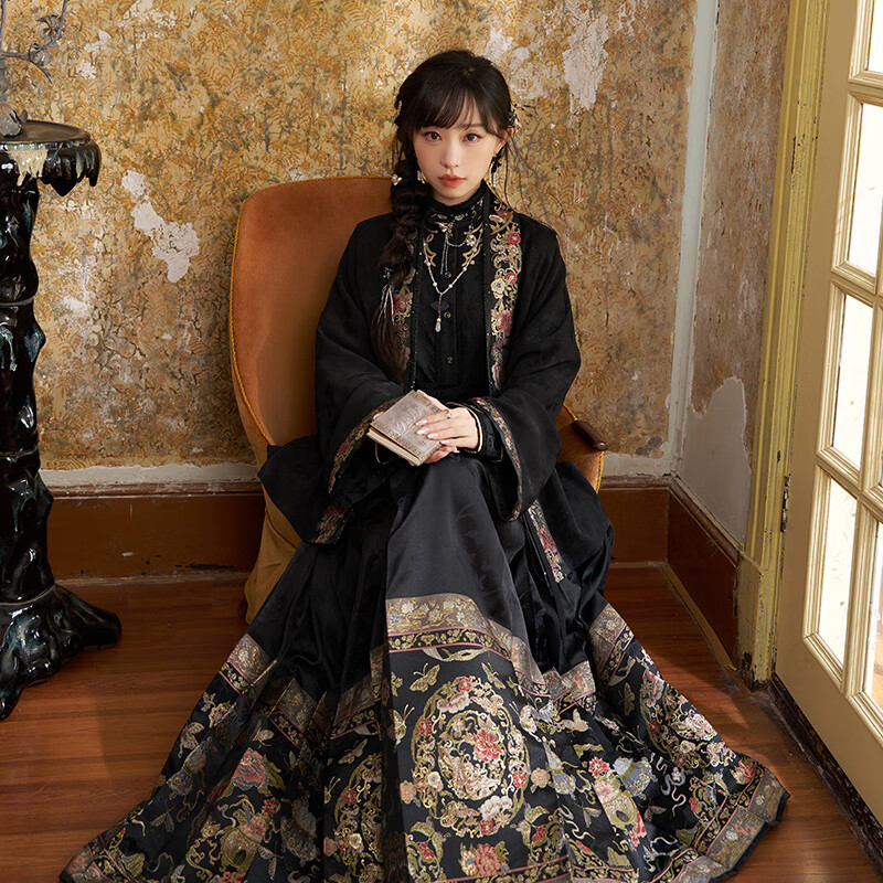十三余小豆蔻儿[岁暮绮梦]2023新中式黑金对襟衫马面裙明制汉服女