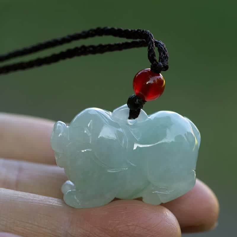 淘玉 翡翠吊坠猪 立体生肖猪挂件卡通版 圆雕玉猪项链项坠 dt9