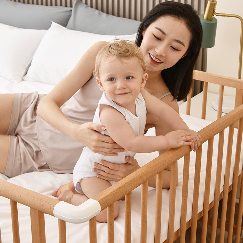 京造京东自有品牌实木婴儿床有没有一岁多的宝宝用这款的？高度够吗？容易爬出去吗？
