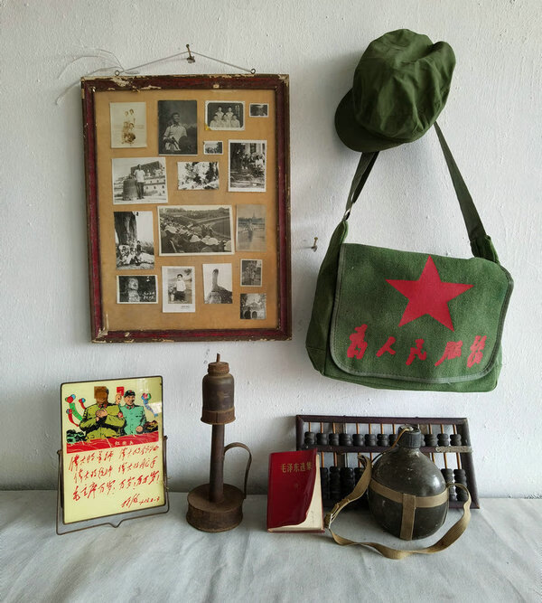 山头林村老物件农村老工具怀旧红色70年代水壶照片旧挂画式黑电话油灯