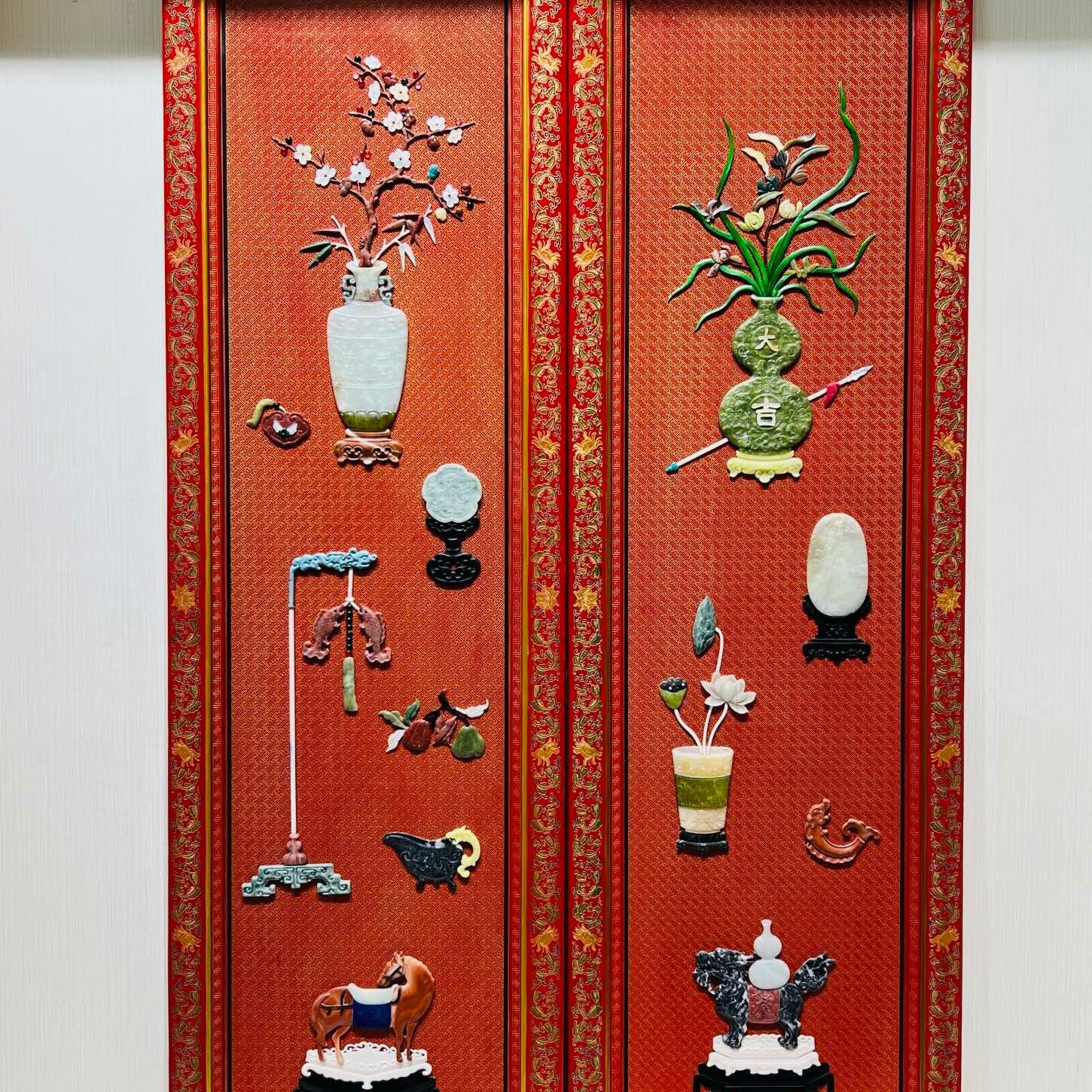 創(chuàng)匯時(shí)期大漆雕填嵌天然玉石清供博古圖掛屏一對(duì)收藏送禮節(jié)日禮物