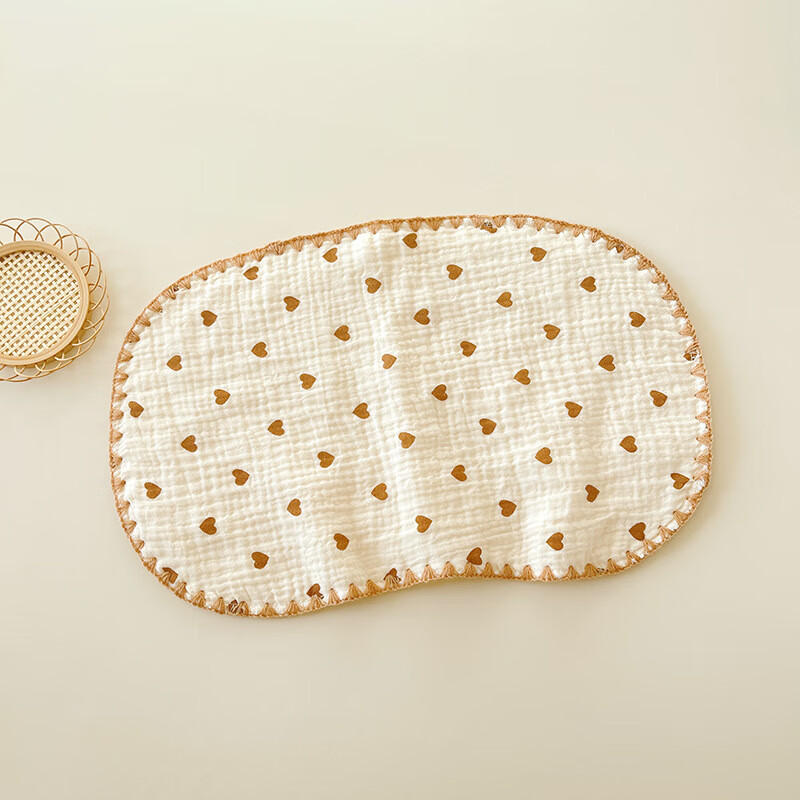 婴儿凉快入睡十层棉纱布云片枕婴儿新生儿枕巾宝宝平枕头吐 米色爱心