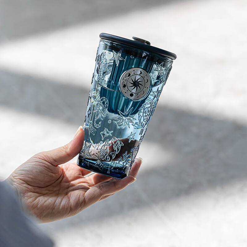 乐唯诗(NERVISHI)大容量网红吸管杯绿色冰美式咖啡玻璃杯有盖高颜值创意浮雕水杯子 墨兰星座杯【金色印章】 450ml 1只