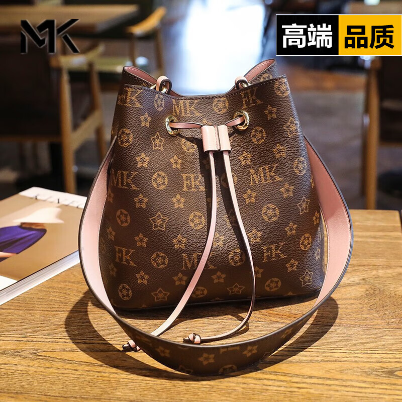 mk包包女包2024新款潮时尚休闲抽绳感印花水桶包女大容量单肩斜挎包