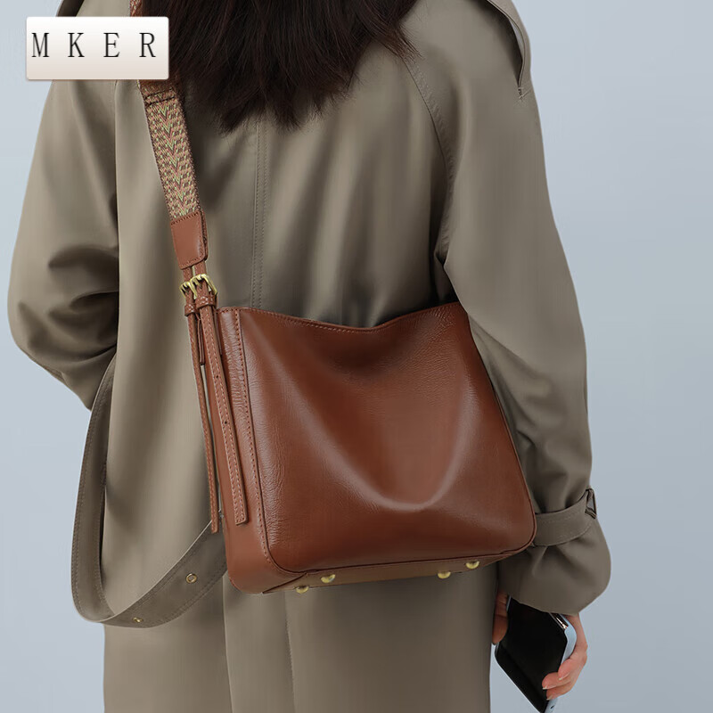 mker水桶包包秋冬2023新款斜挎女包牛皮大容量感通勤包 深棕色
