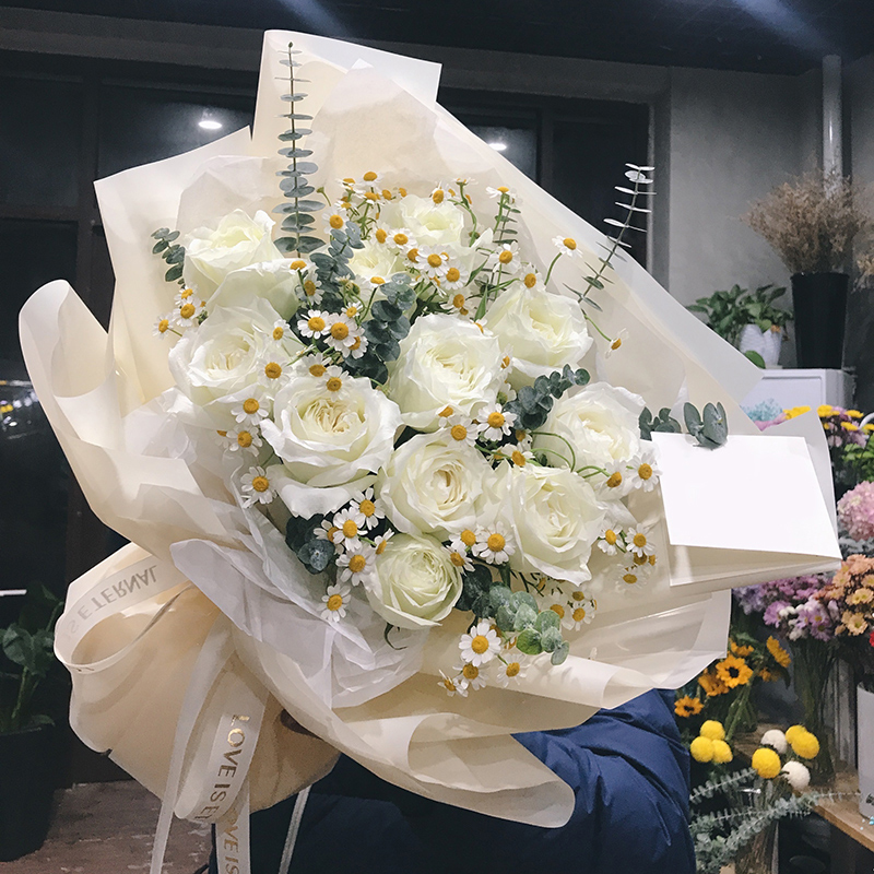 11朵白玫瑰洋甘菊花束 全国同城配送 留言送花日期