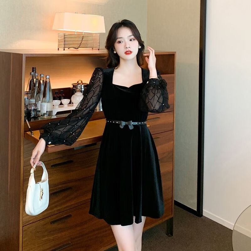 鹿藤金丝绒连衣裙年轻款2024春季新款设计感网纱钉珠赫本风金丝绒小黑