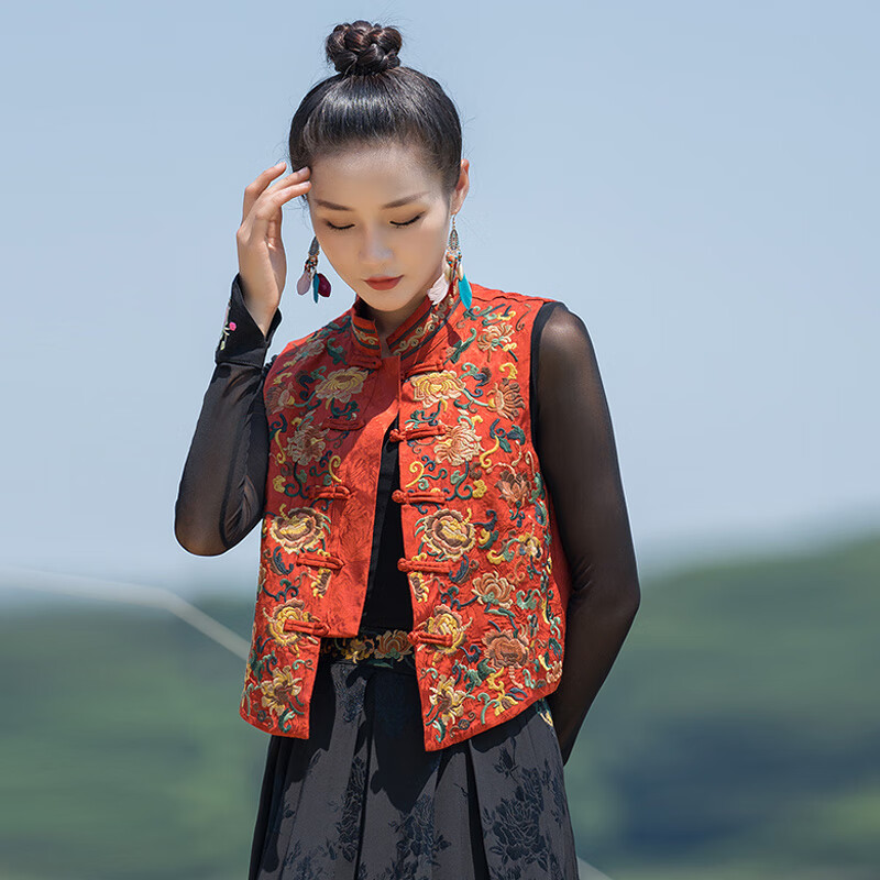 赛曼蝶民族风马甲女外穿新中式坎肩云南旅游穿搭满绣刺绣开衫马夹盘扣