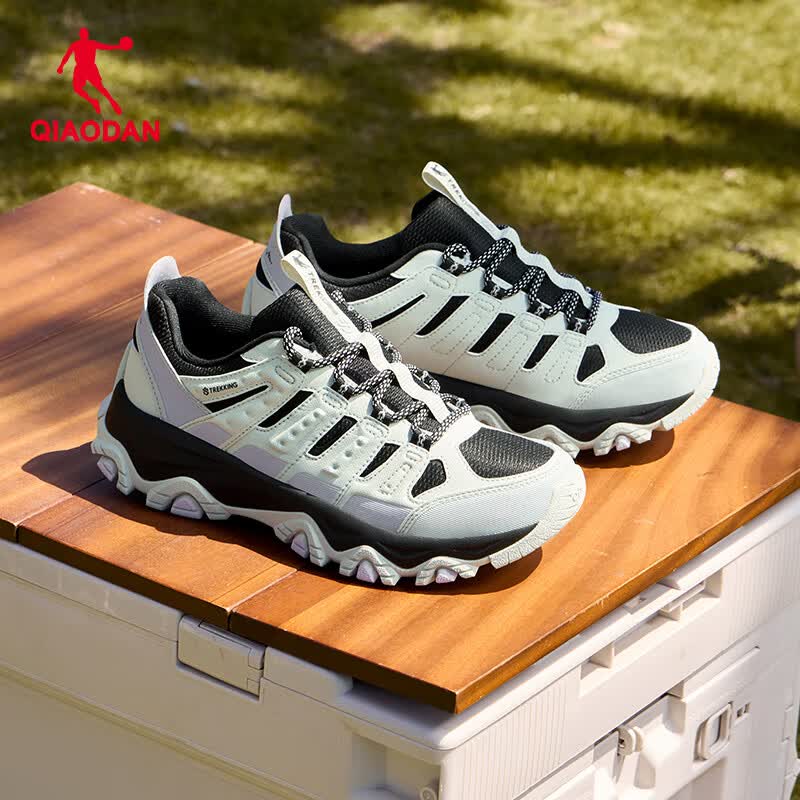 乔丹女鞋户外休闲鞋2024冬季革面防水保暖运动鞋复古老爹鞋跑步鞋子女