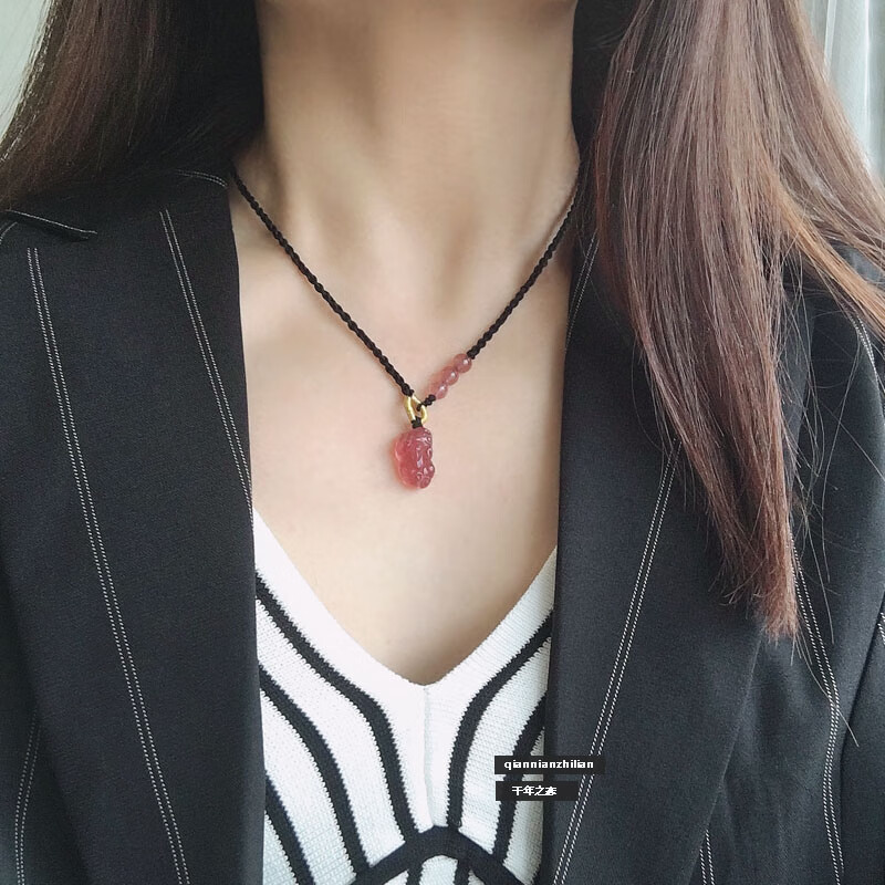 莱琲草莓晶貔貅吊坠 黑编绳项链女锁骨链小众设计感水晶挂绳 小号貔貅