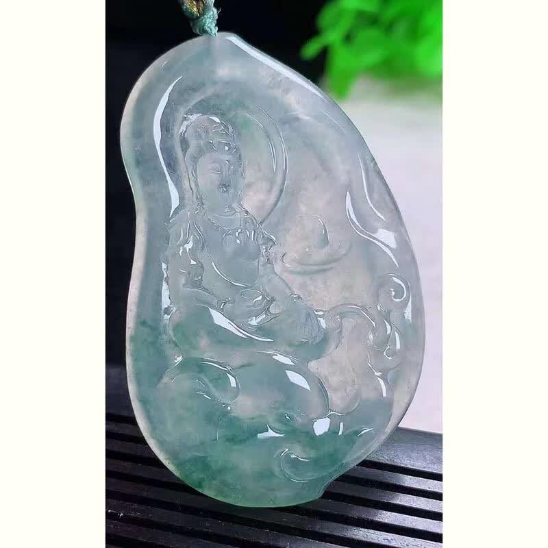 伟德国际适合男士的翡翠挂件精选适合男士的翡翠挂件展现尊贵品味与特别魅力！