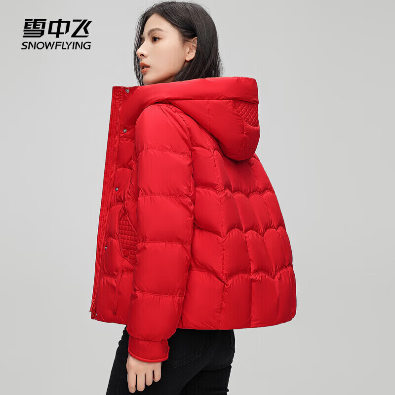 雪中飞羽绒服女冬季短款保暖休闲简约纯色连帽冬装外套4911 红色 xl