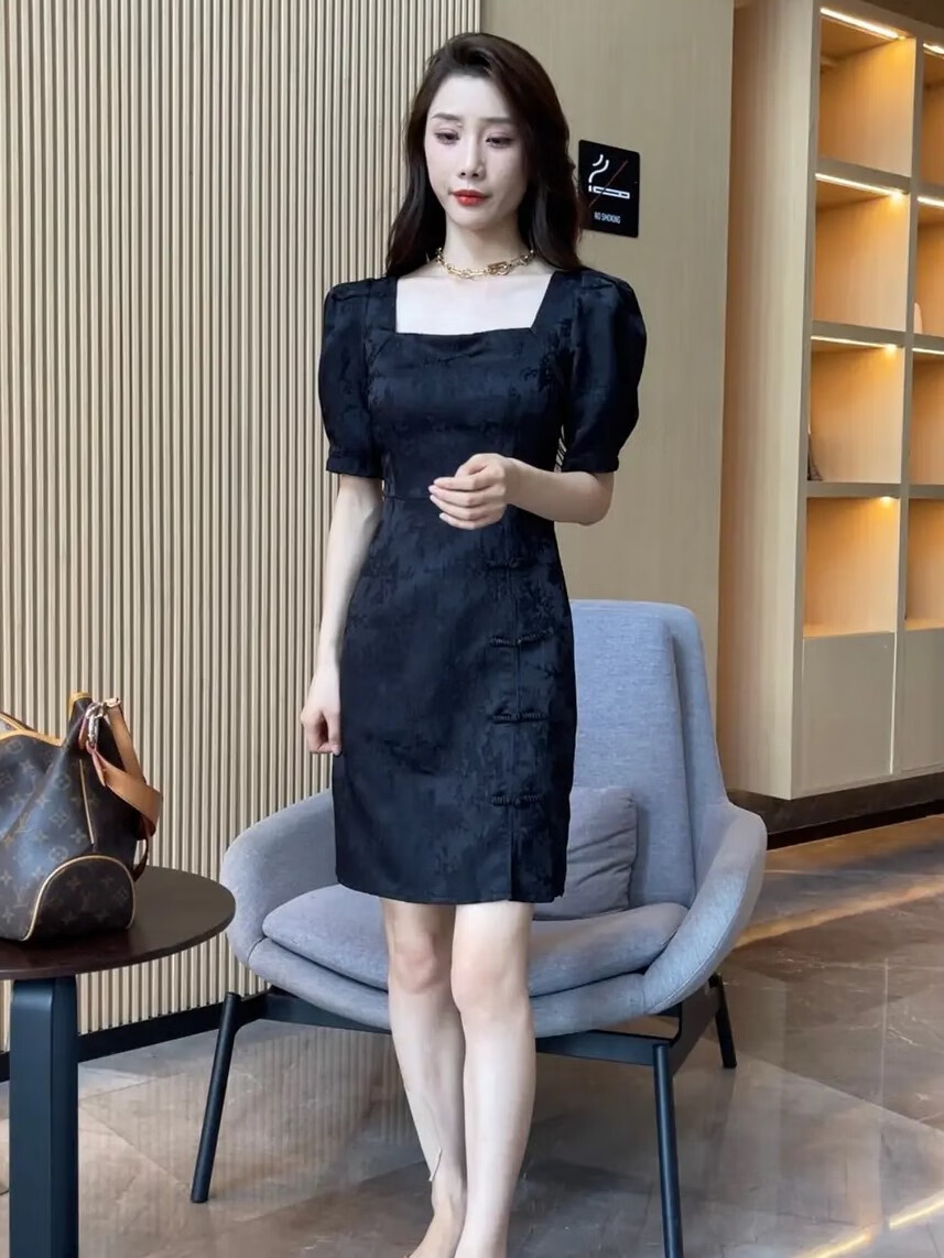 小熊新中式复古国风优雅方领连衣裙女2024夏季改良旗袍裙开叉显瘦长裙