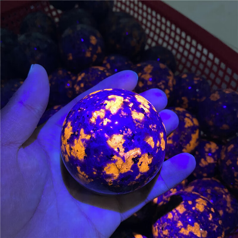 妙普乐天然荧光矿物 天然火焰石球摆件方钠石荧光矿物奇石标本水晶